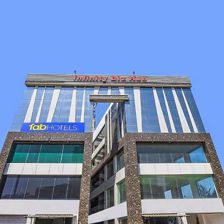 Fabhotel Code Surat Bagian luar foto