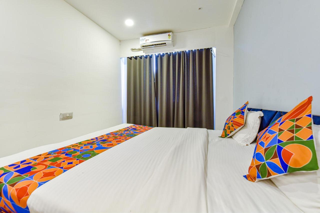 Fabhotel Code Surat Bagian luar foto