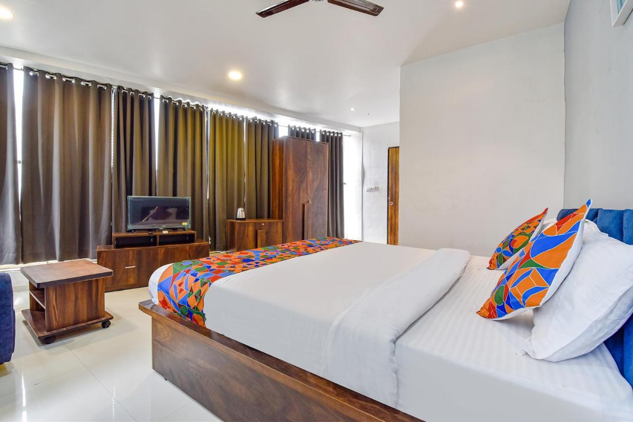Fabhotel Code Surat Bagian luar foto