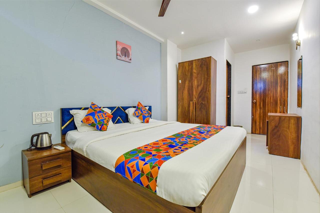 Fabhotel Code Surat Bagian luar foto