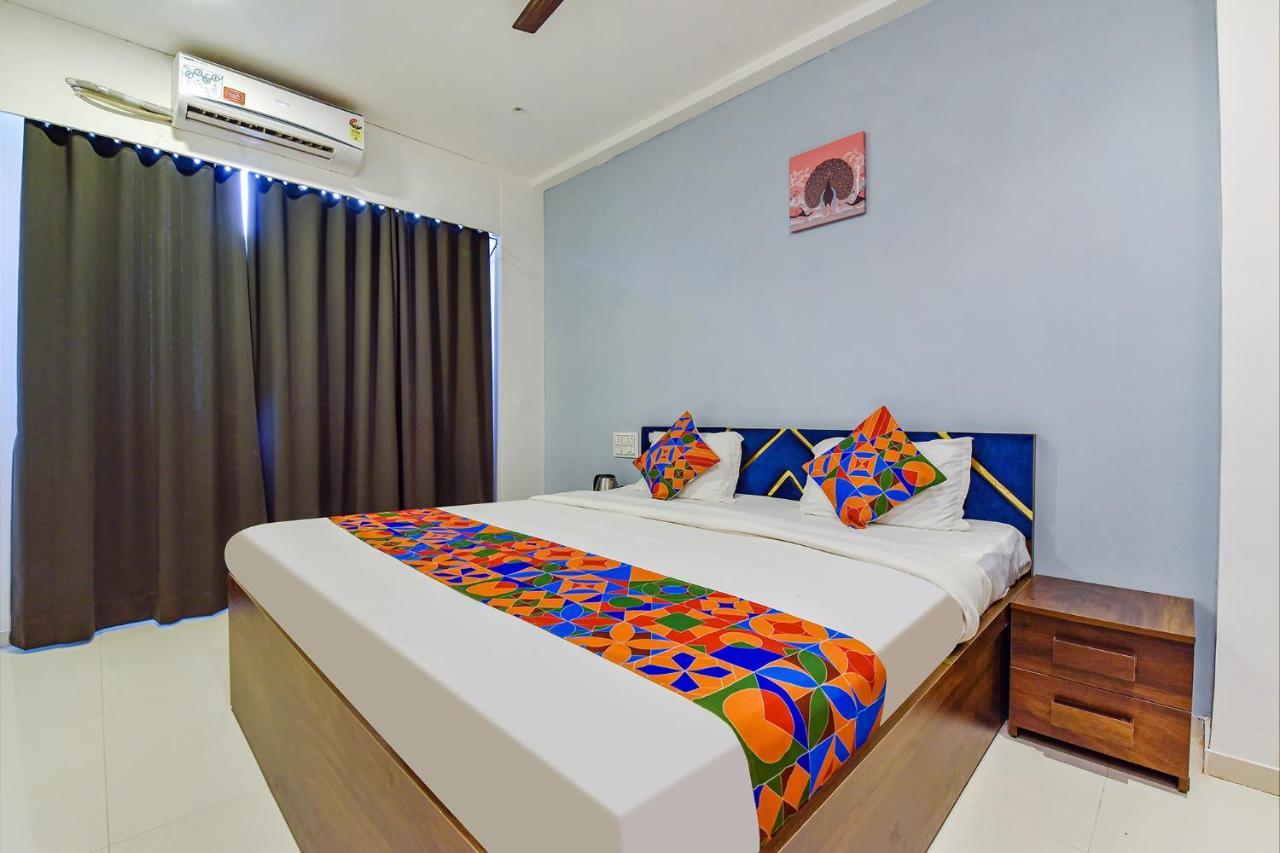 Fabhotel Code Surat Bagian luar foto