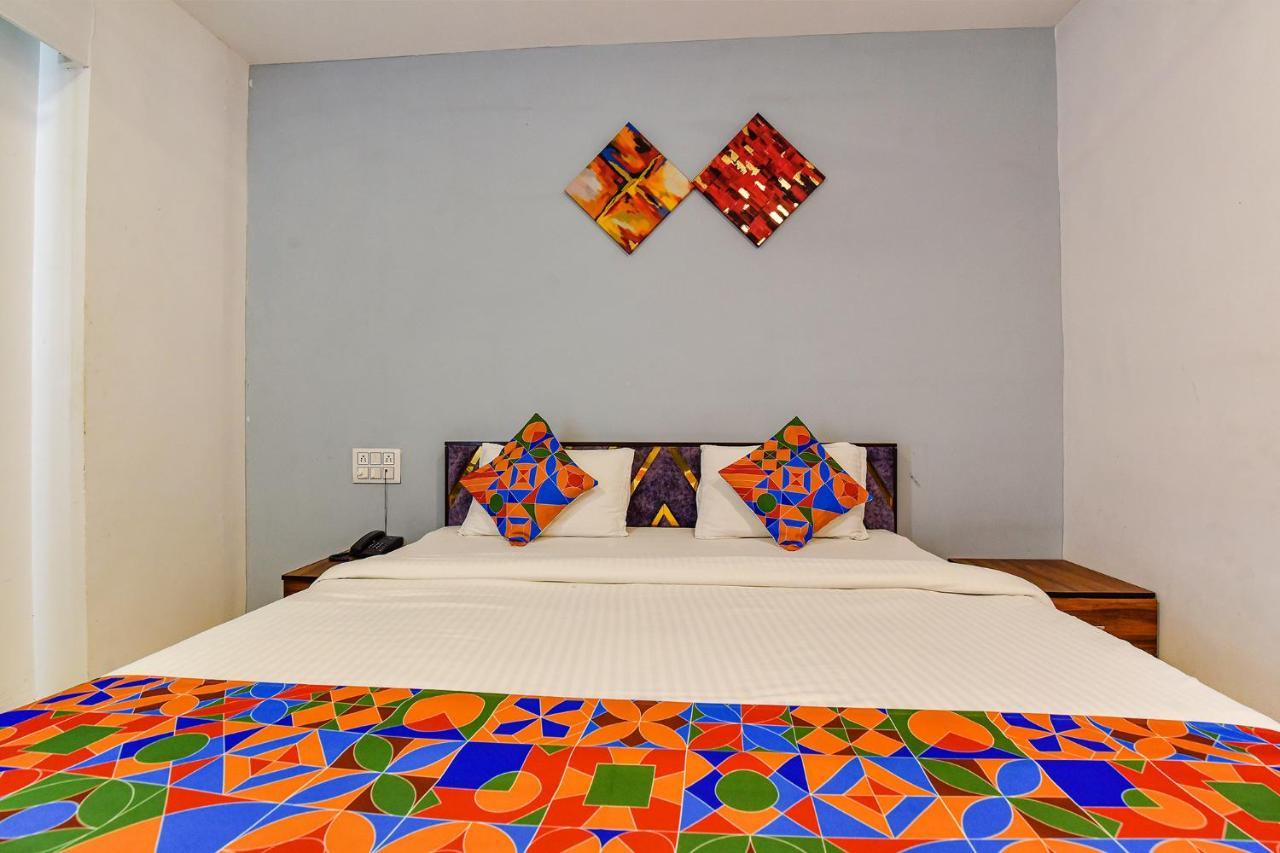 Fabhotel Code Surat Bagian luar foto