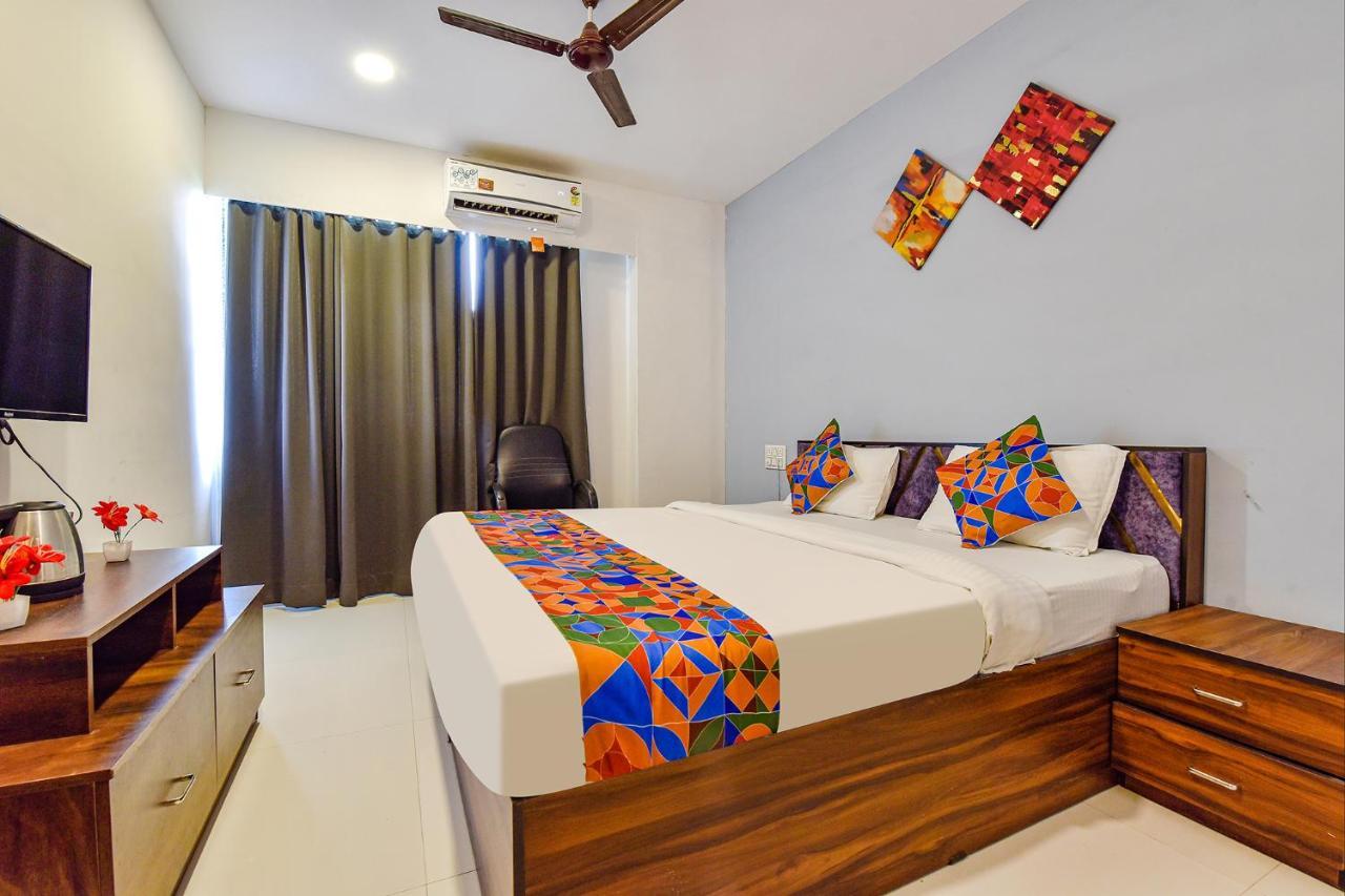 Fabhotel Code Surat Bagian luar foto